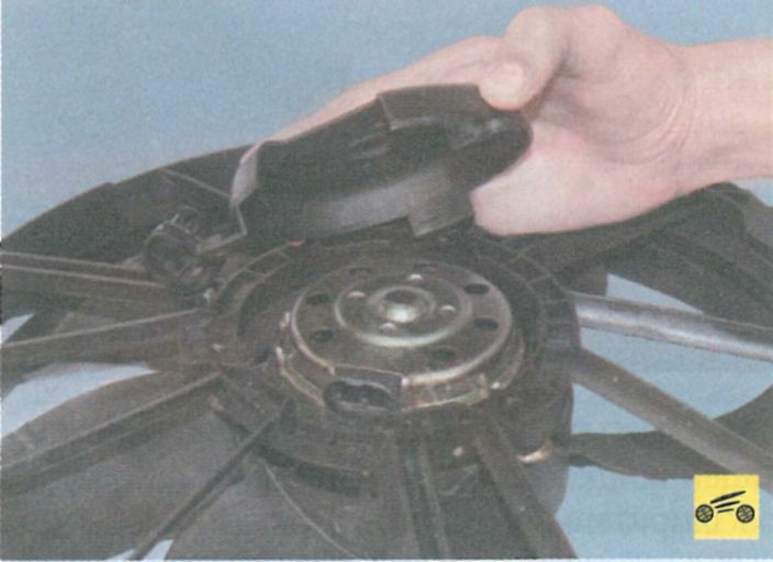 патрубок радиатора рено сандеро. фишка рено логан 2 вентилятора. разъем мотора радиатор логан. датчик вентилятора логан 16 кл. замена вентилятора логан 2.