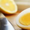 Как приготовить яйца всмятку и в мешочек