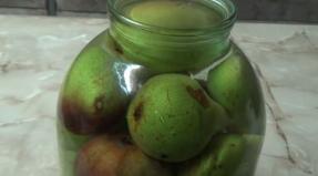 Delicious compote of fragrant and juicy pears for the winter